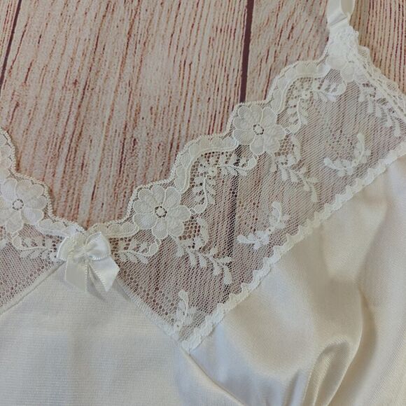 Vintage Ashley Taylor lace trimmed off white satin slip sz 36 - Picture 7 of 8
